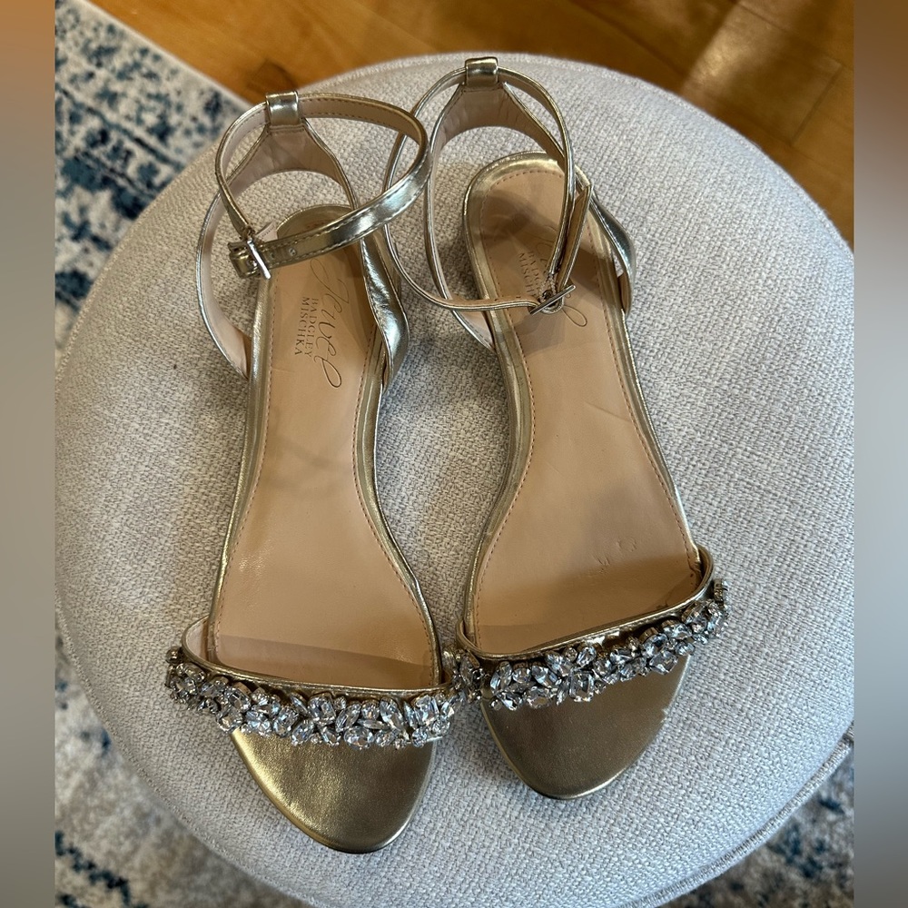 Jewel Badgley Mischka Ohara Flat Evening Sandals in Gold, Sz. 6